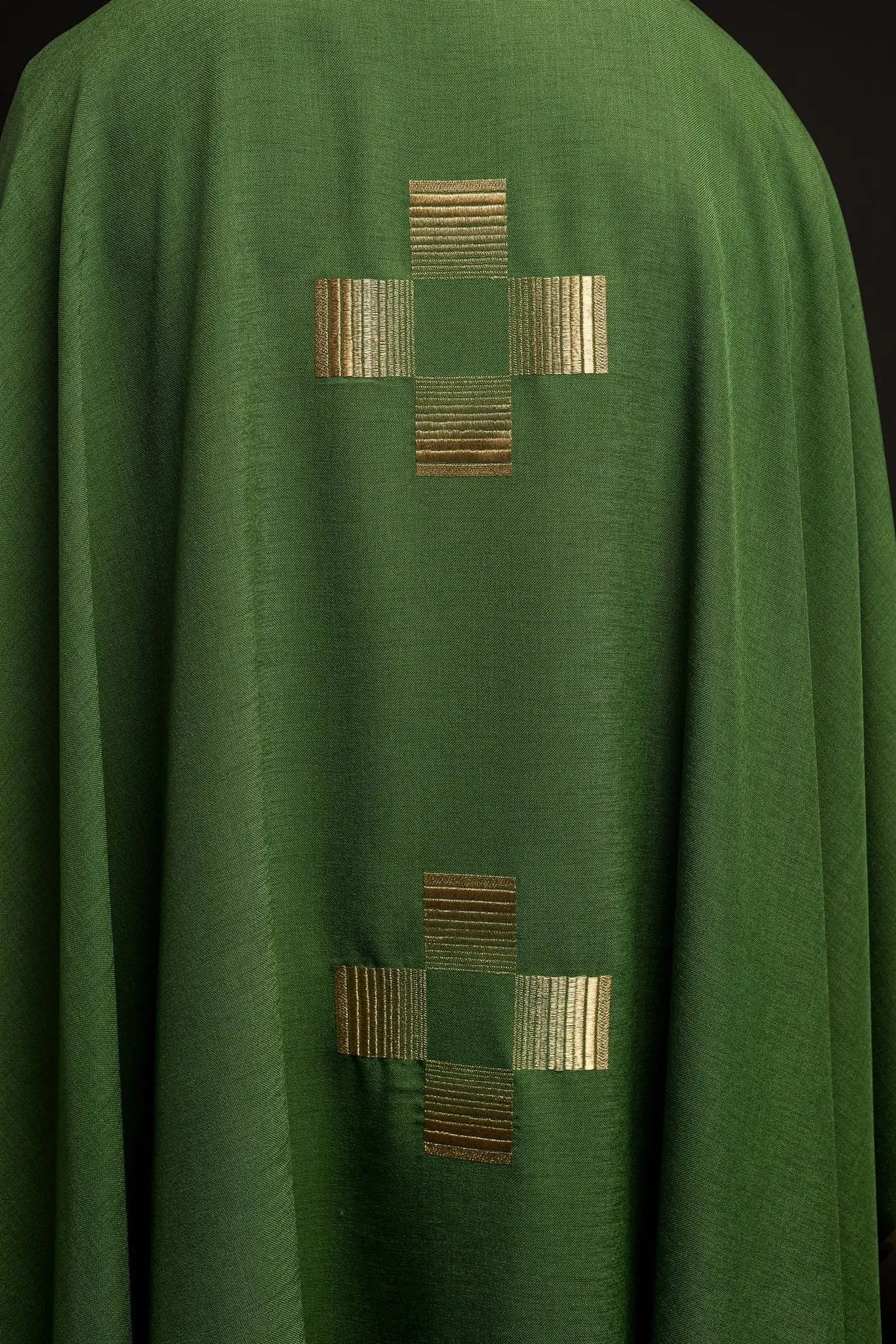 Casulla con cruces bordadas en verde