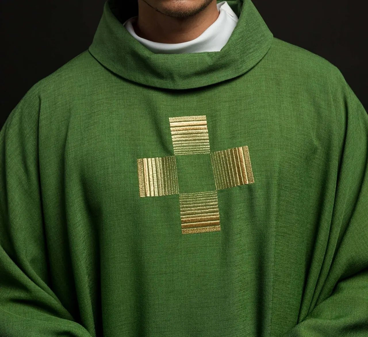 Casulla con cruces bordadas en verde