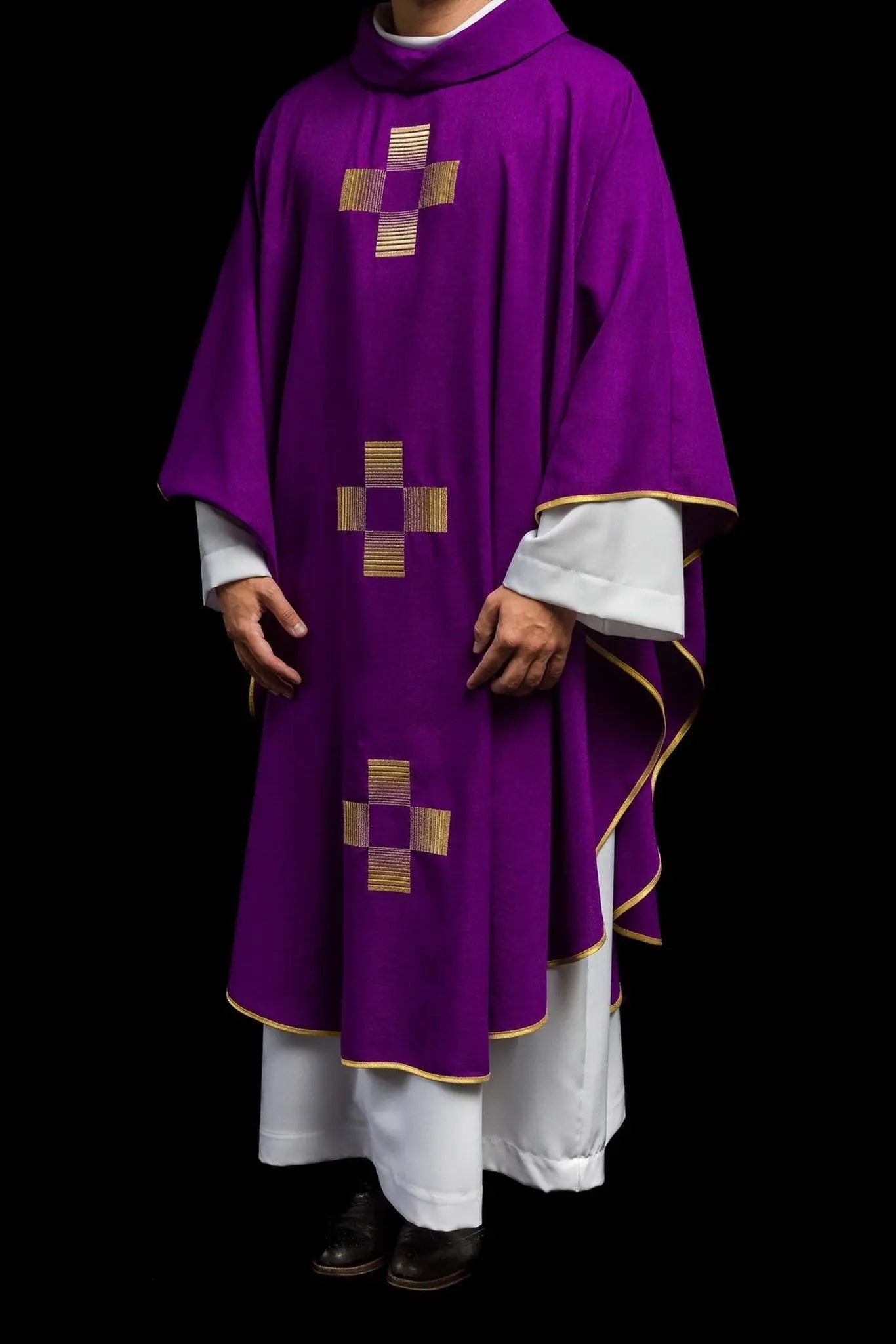 Casulla con cruces bordadas en púrpura