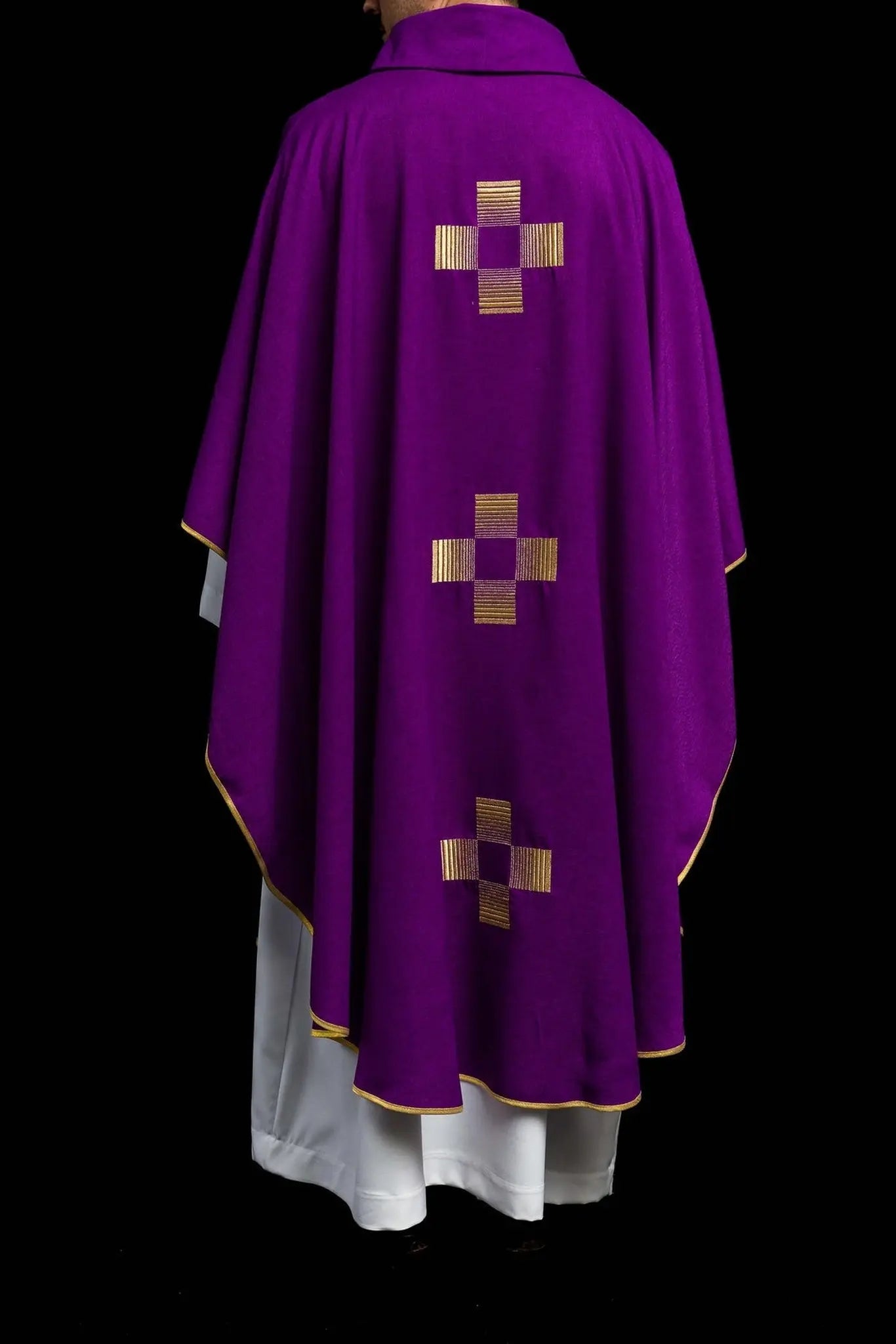 Casulla con cruces bordadas en púrpura