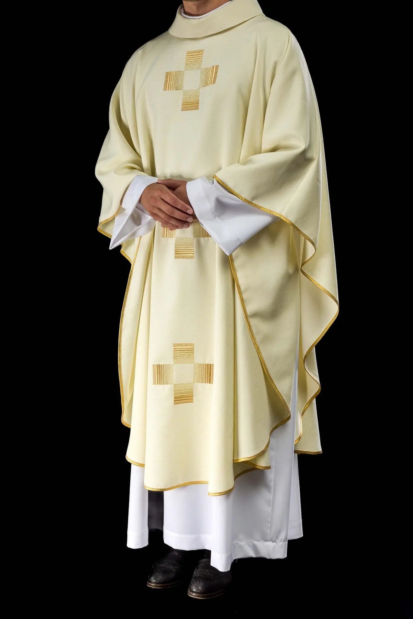 Casulla con cruces doradas bordadas