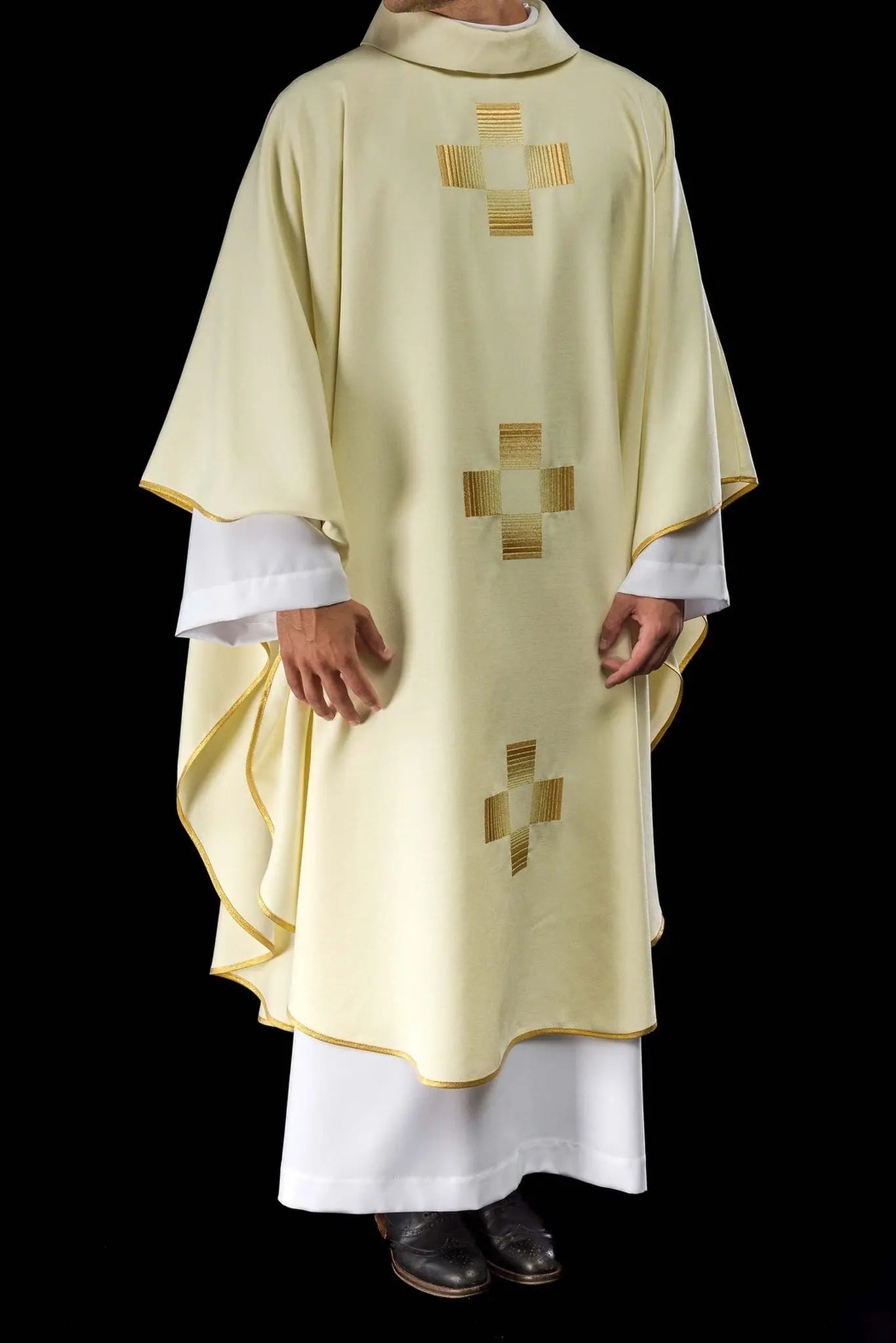 Casulla con cruces doradas bordadas