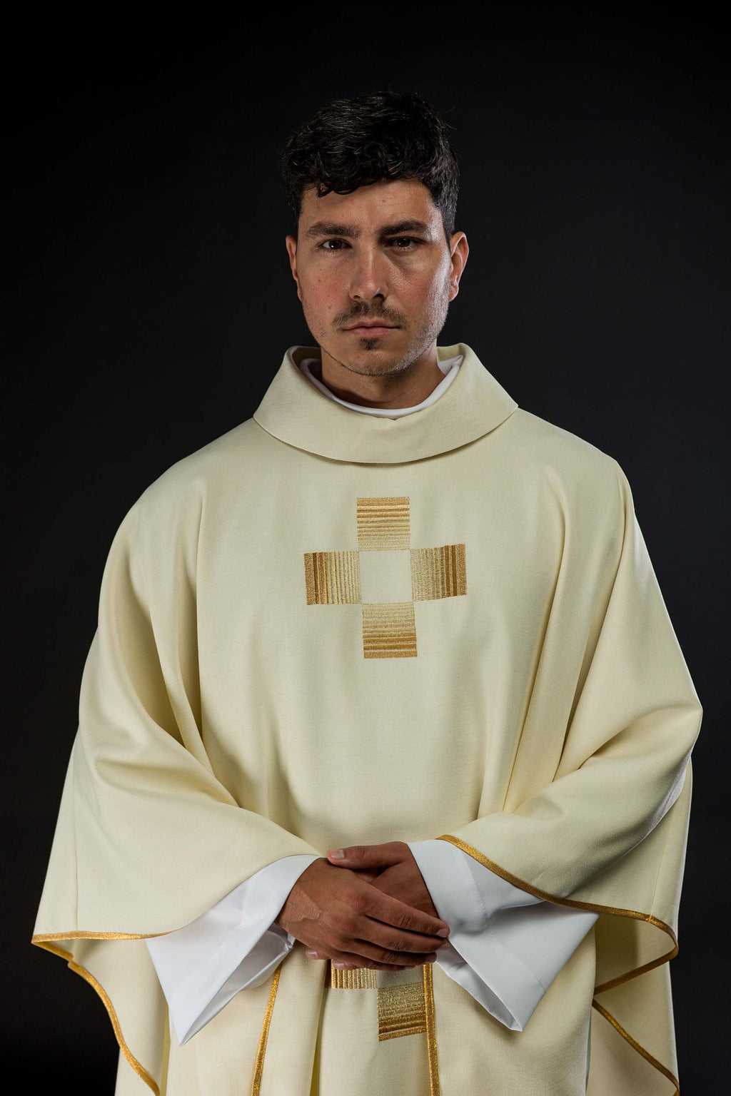 Ornat z haftowanymi złotymi krzyżami - ORNATY.PL