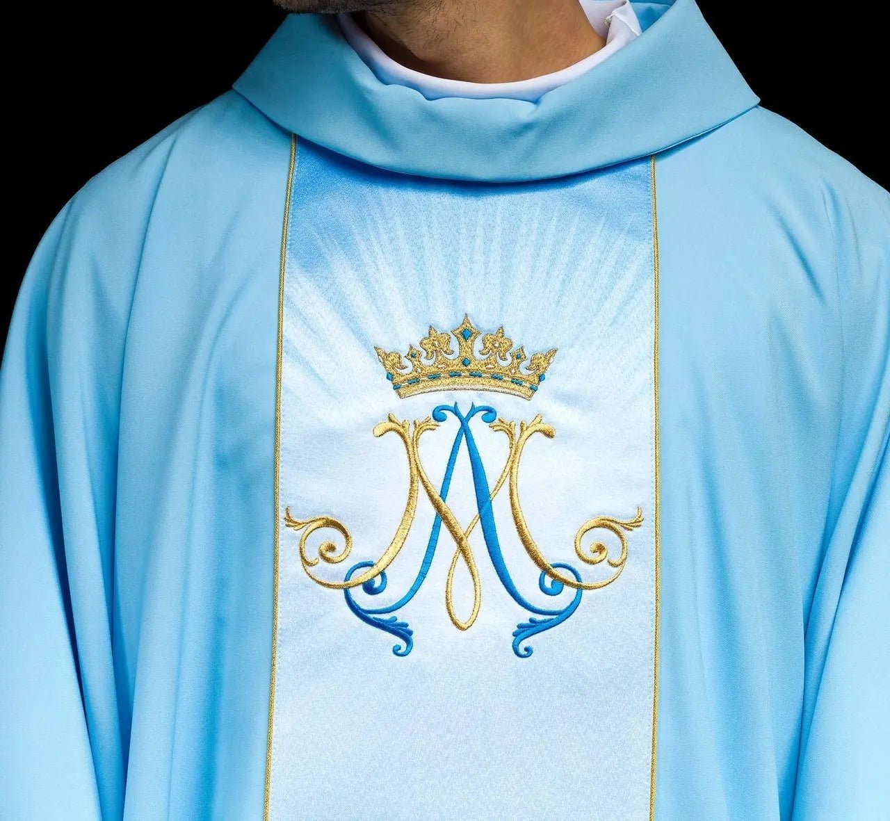 Casulla litúrgica azul mariana con cinturón sublimado y bordado