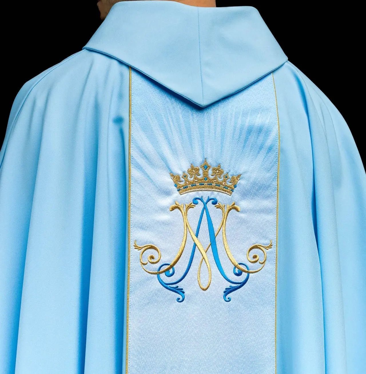 Casulla litúrgica azul mariana con cinturón sublimado y bordado