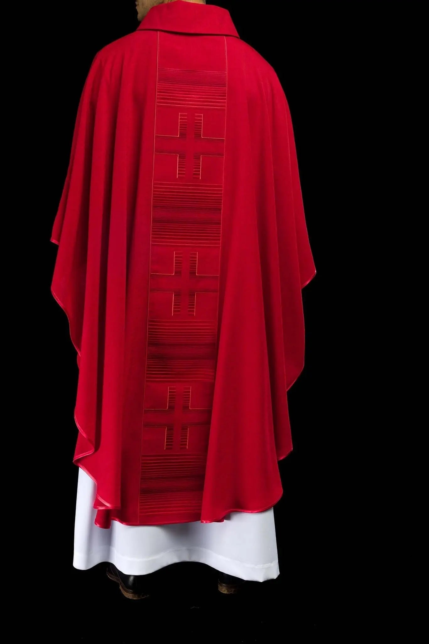Casulla bordada con cruces en rojo