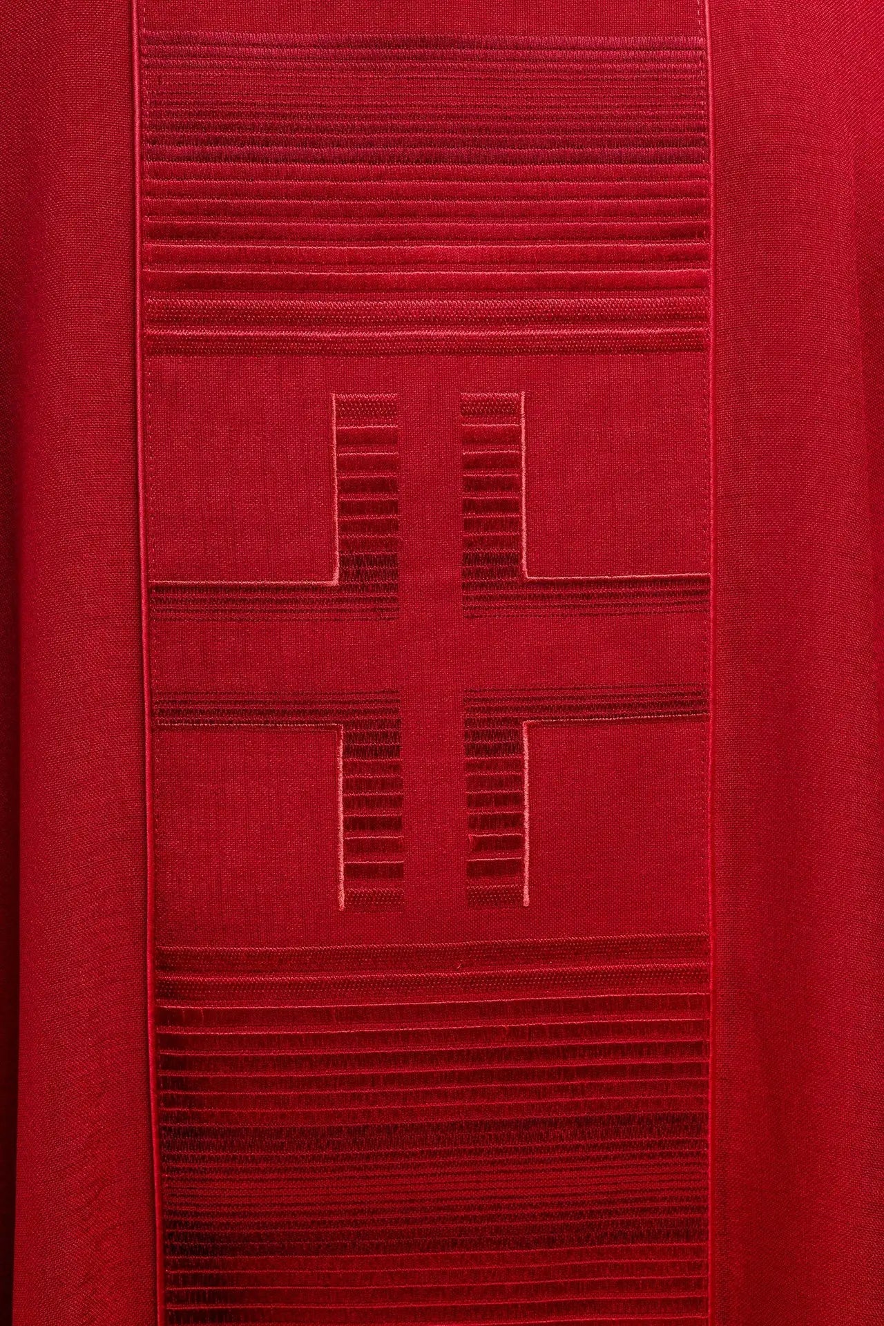 Casulla bordada con cruces en rojo