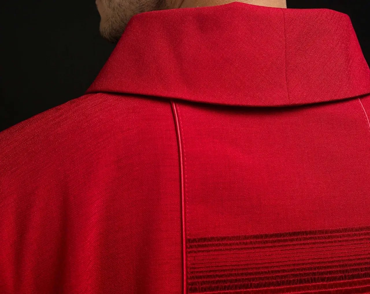 Casulla bordada con cruces en rojo
