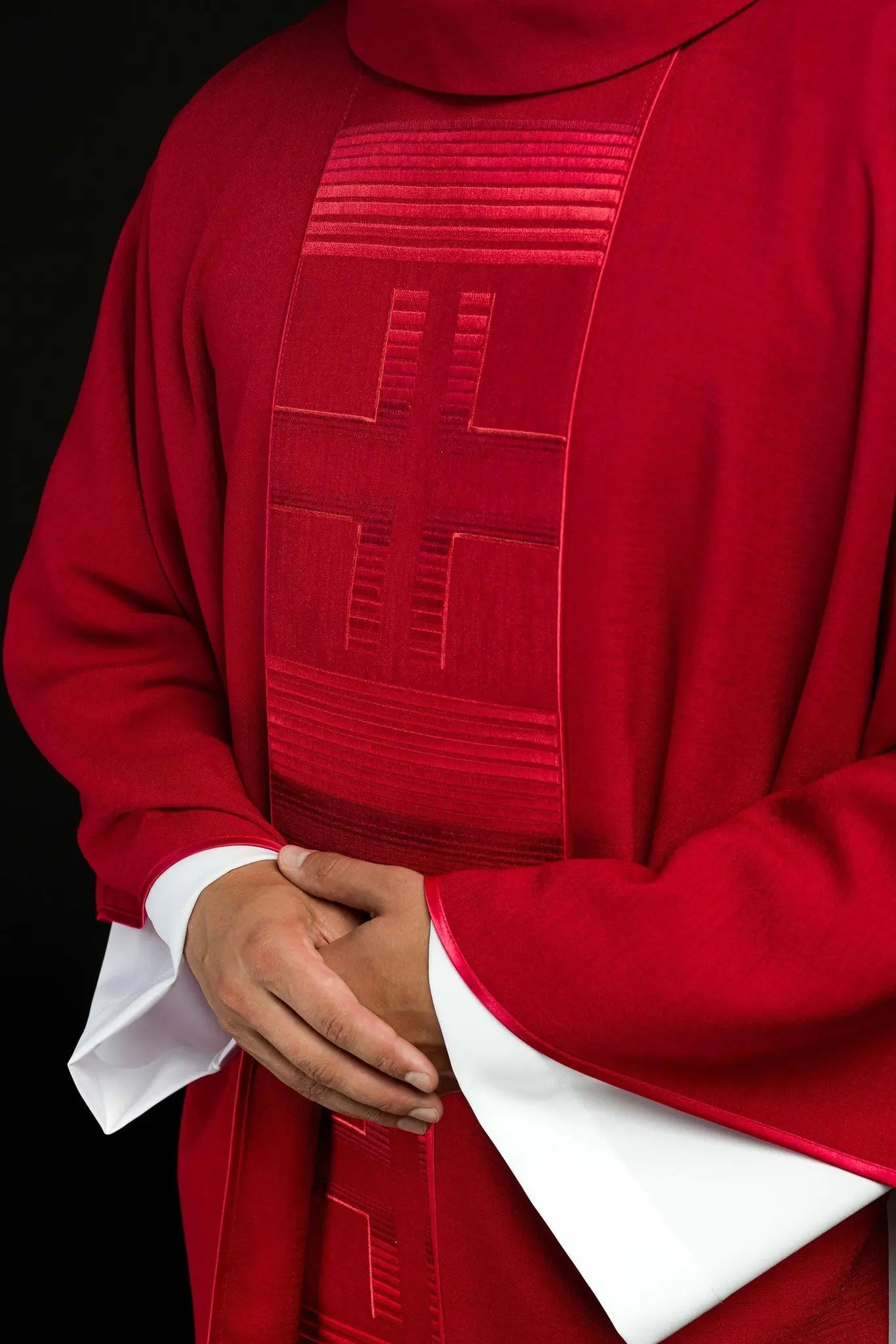 Casulla bordada con cruces en rojo