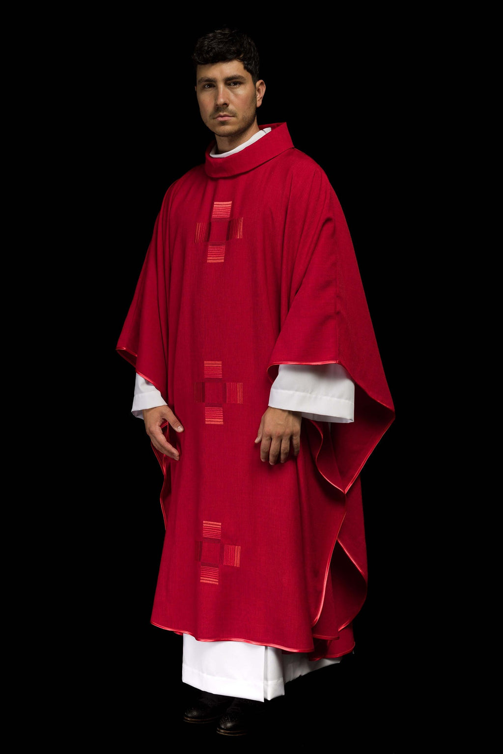 Czerwony ornat haftowanymi krzyżami - ORNATY.PL