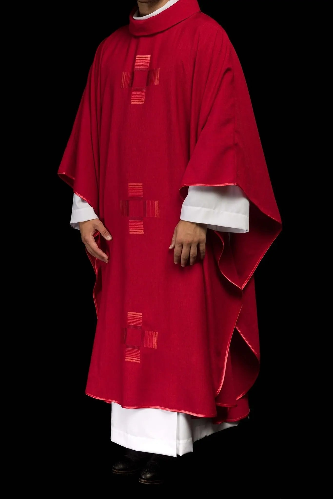 Casulla roja con cruces bordadas