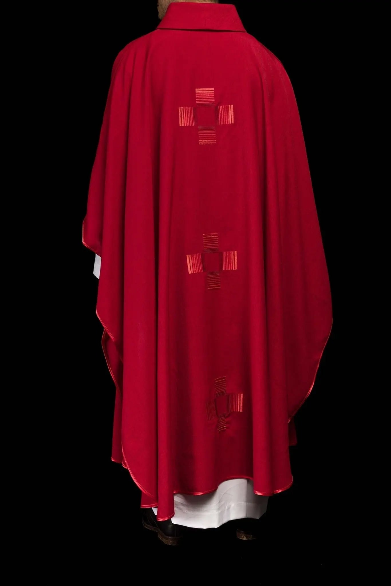 Casulla roja con cruces bordadas