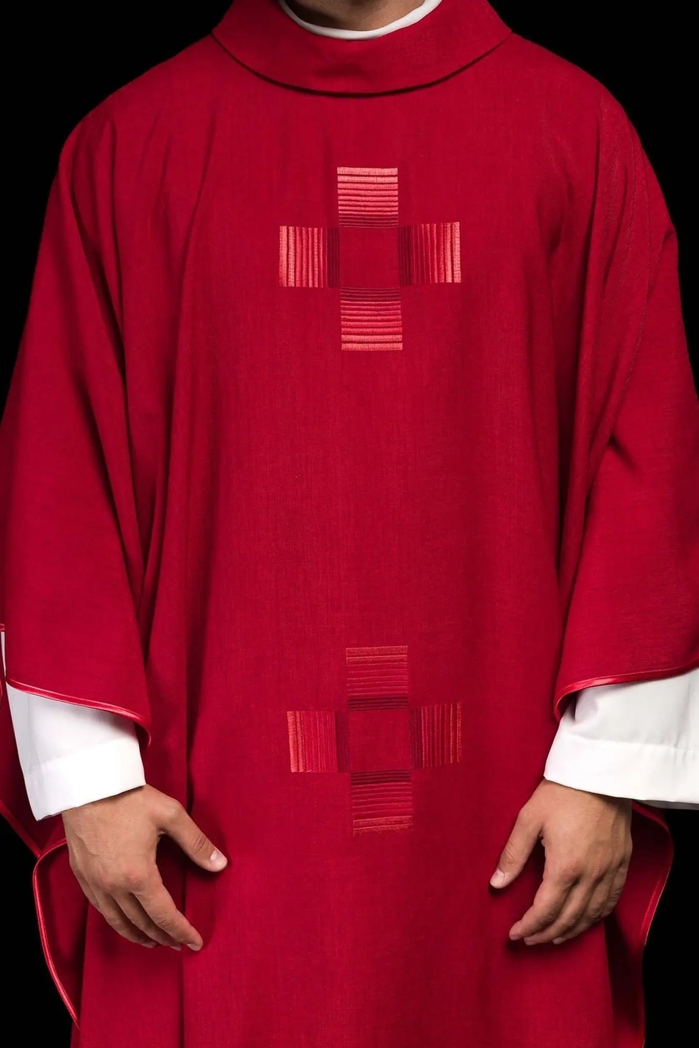 Casulla roja con cruces bordadas