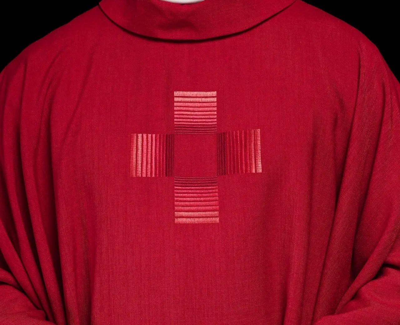 Casulla roja con cruces bordadas