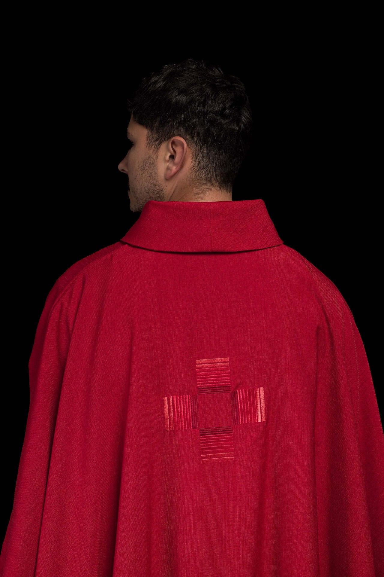 Czerwony ornat haftowanymi krzyżami - ORNATY.PL