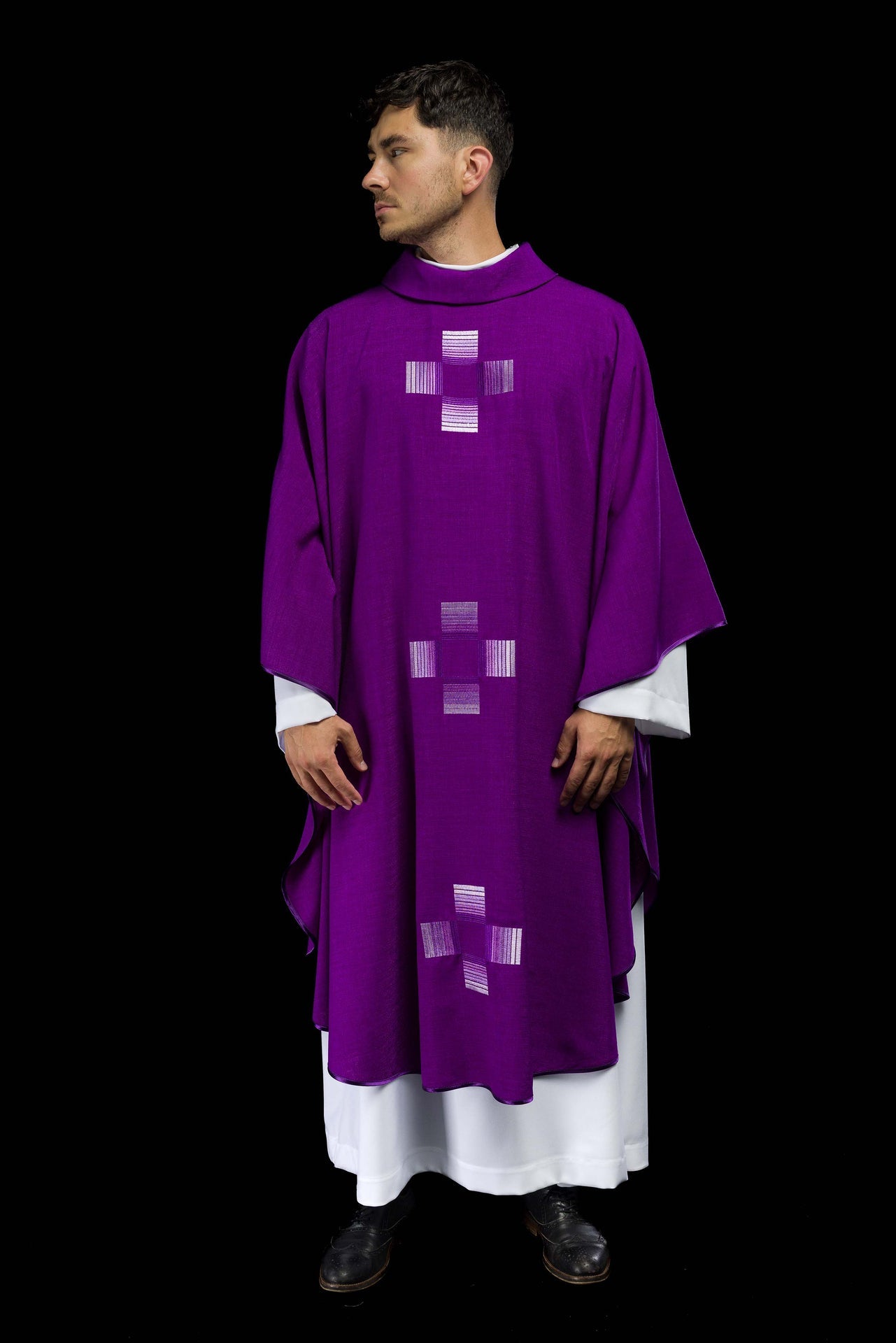 Fioletowy ornat haftowanymi krzyżami - ORNATY.PL