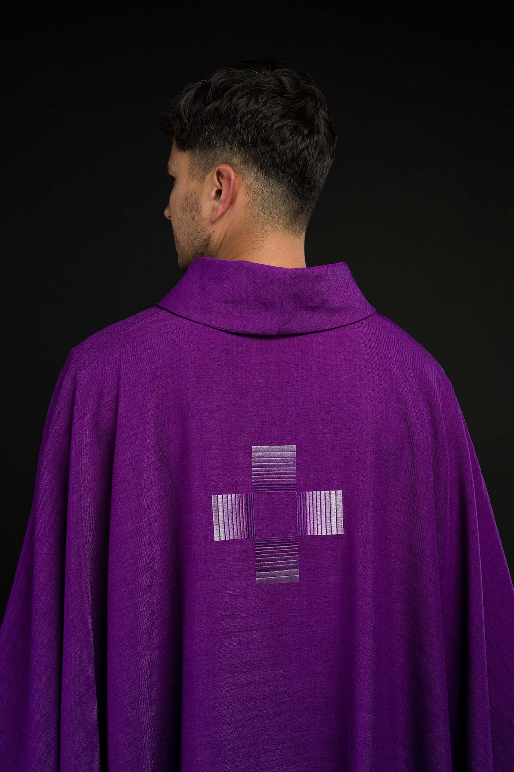 Fioletowy ornat haftowanymi krzyżami - ORNATY.PL