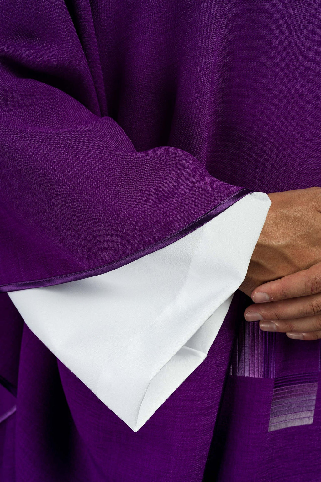 Fioletowy ornat haftowanymi krzyżami - ORNATY.PL