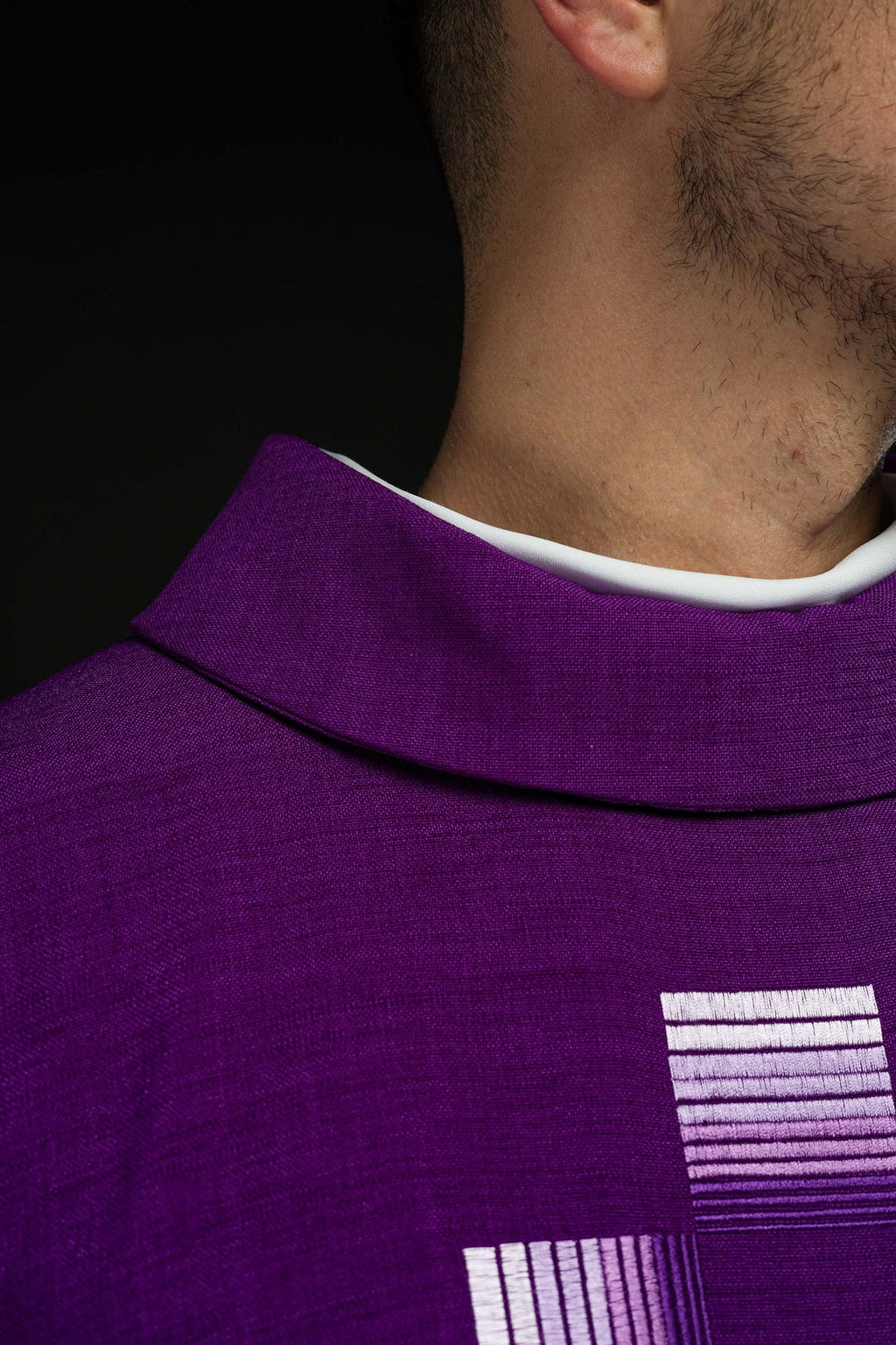 Fioletowy ornat haftowanymi krzyżami - ORNATY.PL