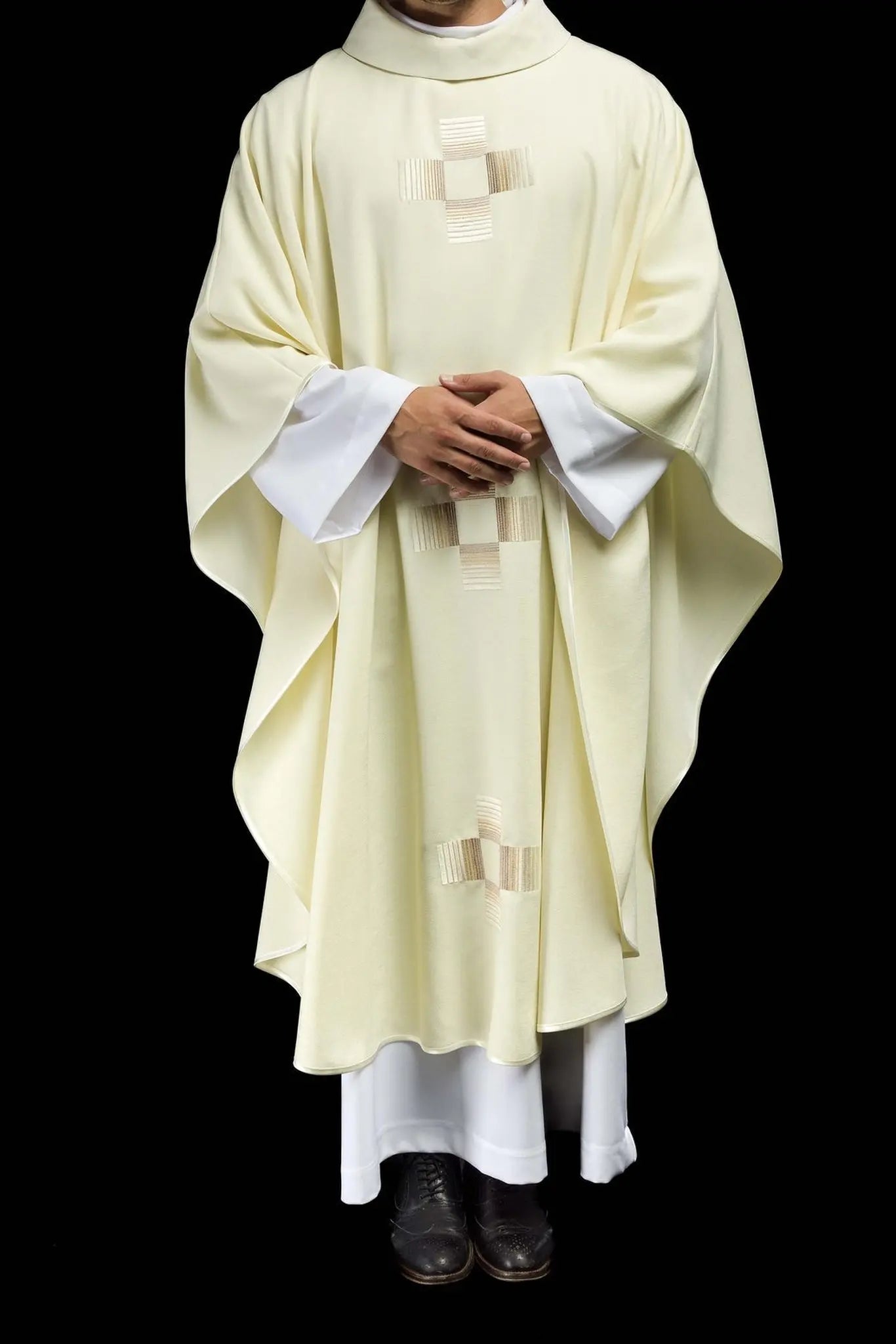 Casulla con cruces bordadas en ecru
