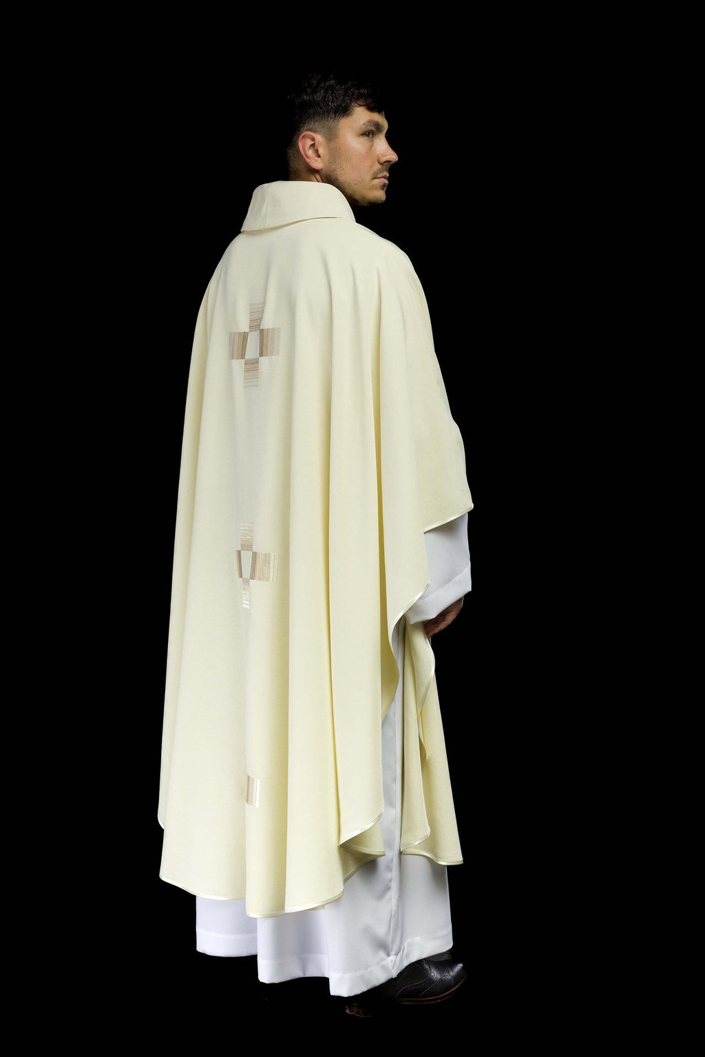 Ornat haftowanymi krzyżami w kolorze Ecru - ORNATY.PL