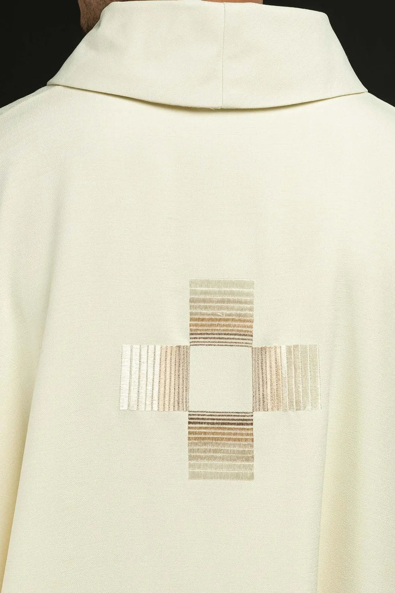 Casulla con cruces bordadas en ecru