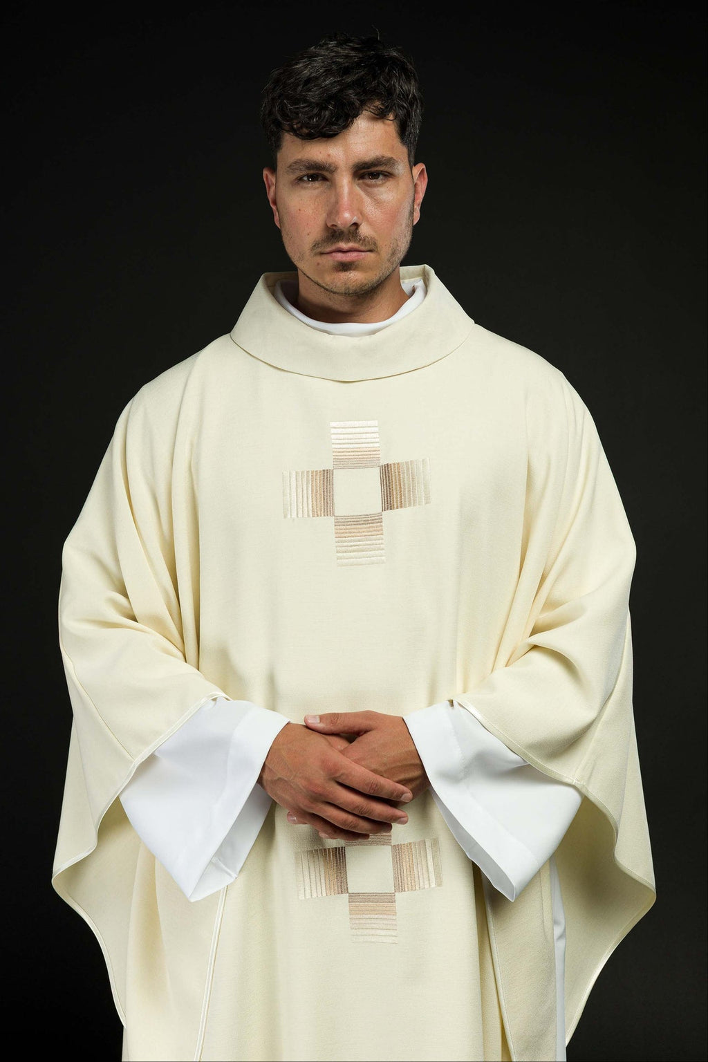 Ornat haftowanymi krzyżami w kolorze Ecru - ORNATY.PL