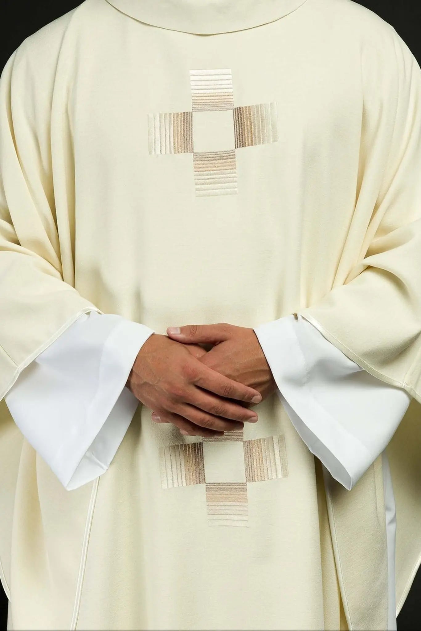 Casulla con cruces bordadas en ecru