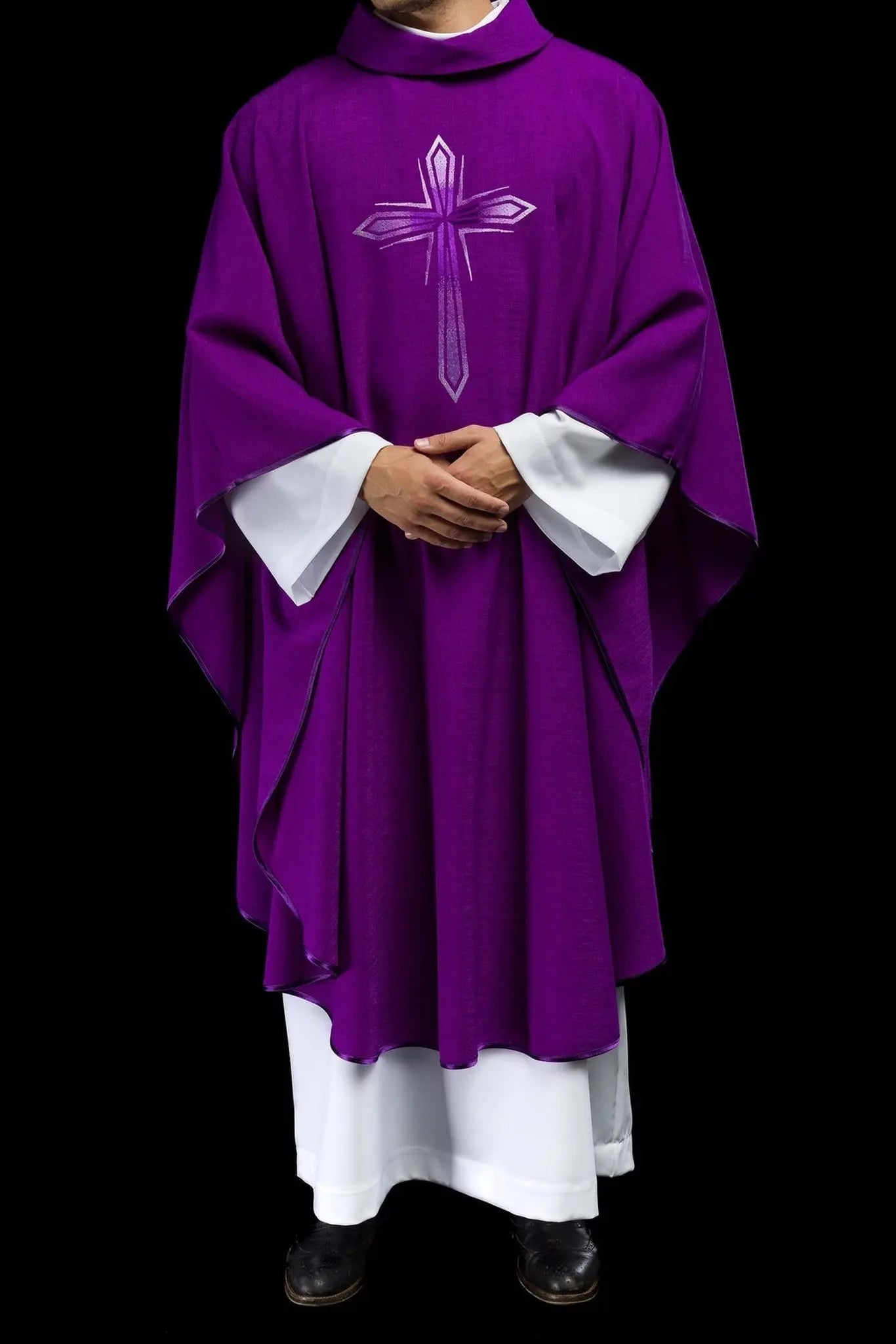 Casulla bordada en púrpura