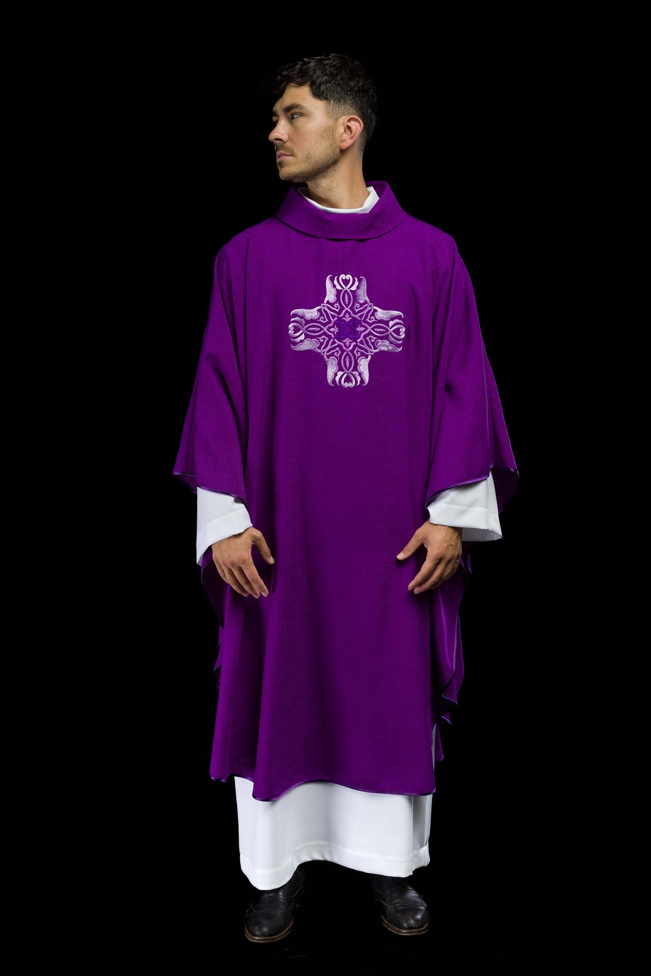 Ornat fioletowy z haftem Krzyża - ORNATY.PL