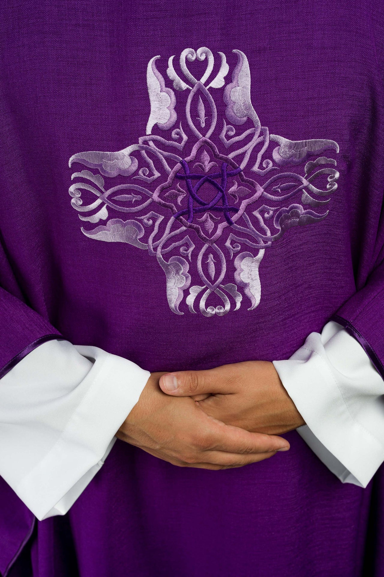 Ornat fioletowy z haftem Krzyża - ORNATY.PL