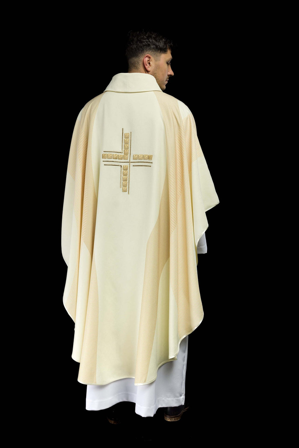 Ornat w kolorze ecru z haftowanym Krzyżem - ORNATY.PL