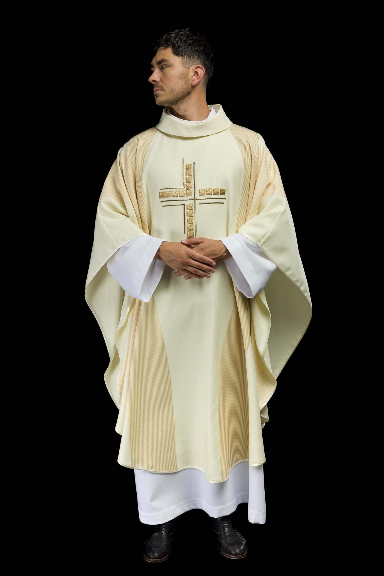 Ornat w kolorze ecru z haftowanym Krzyżem - ORNATY.PL