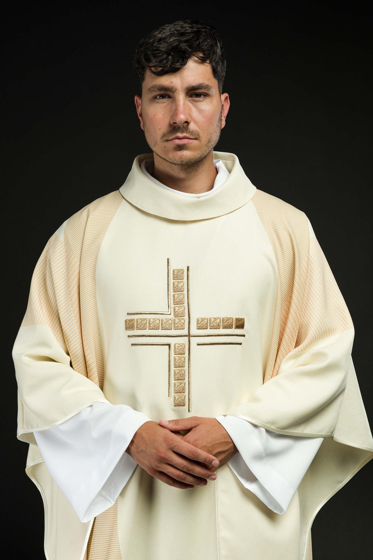 Ornat w kolorze ecru z haftowanym Krzyżem - ORNATY.PL