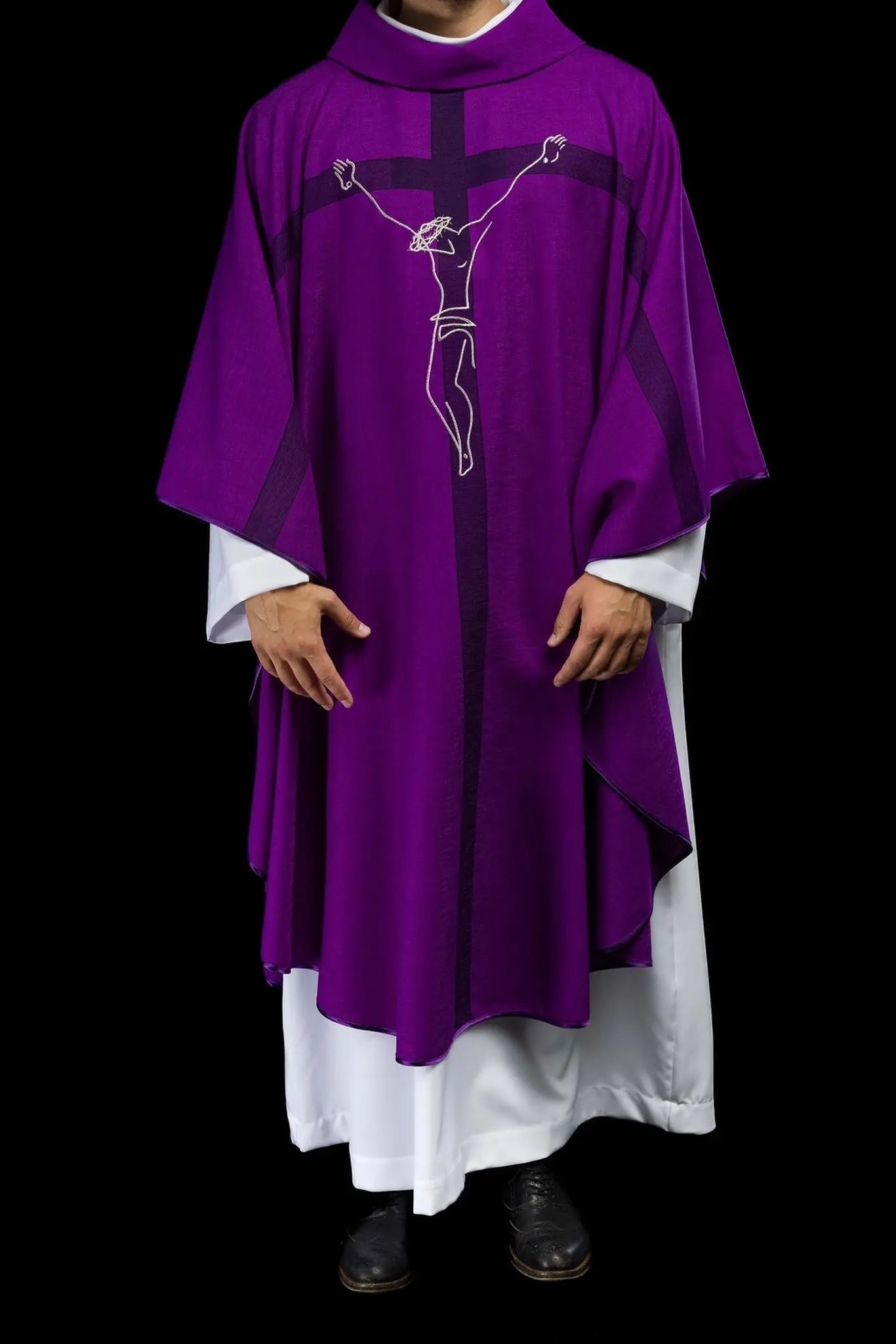 Casulla con el motivo de Jesús en la Cruz en púrpura