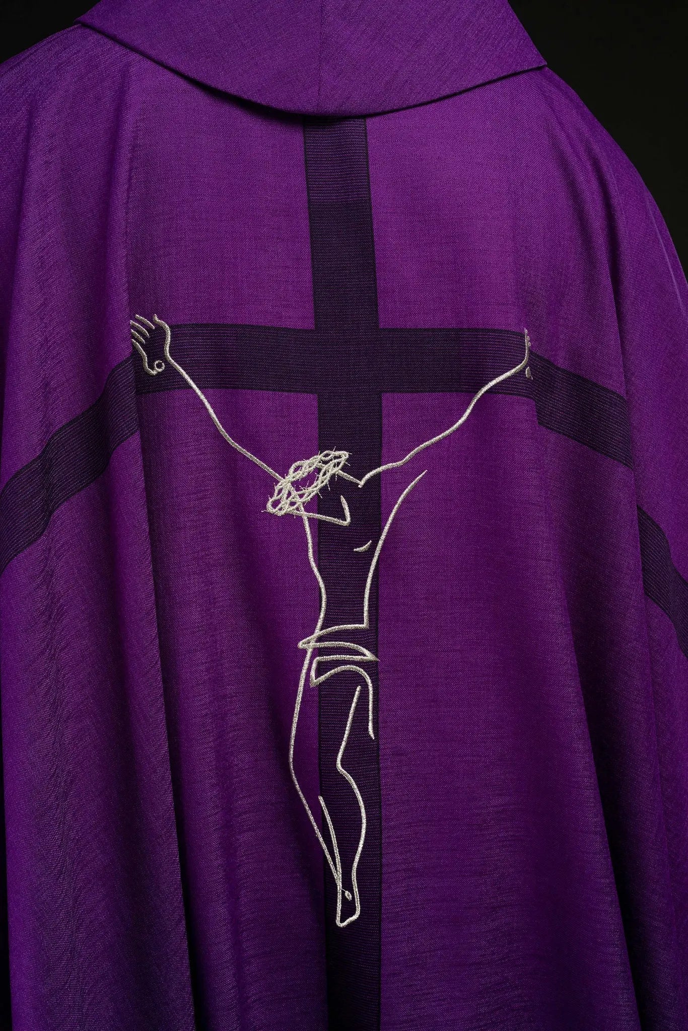 Casulla con el motivo de Jesús en la Cruz en púrpura
