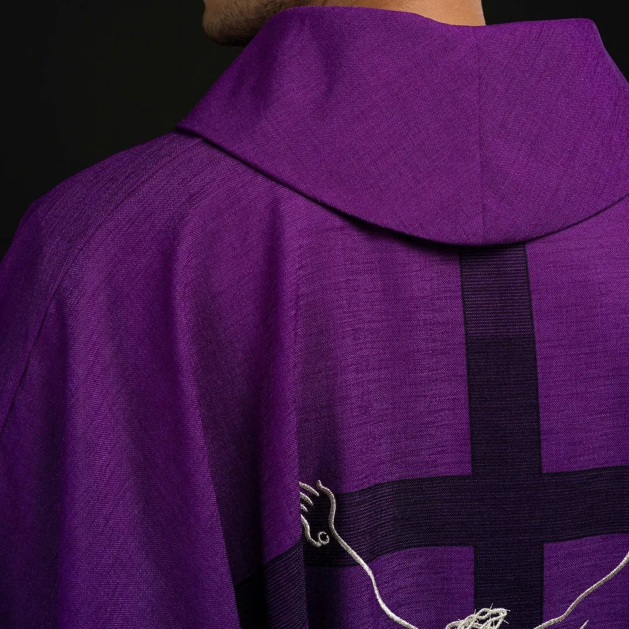 Casulla con el motivo de Jesús en la Cruz en púrpura