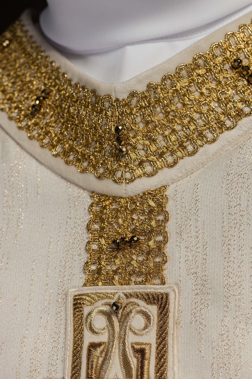 Ręcznie wykonany ornat z naturalnymi kamieniami Handmade 7015 Ecru - ORNATY.PL