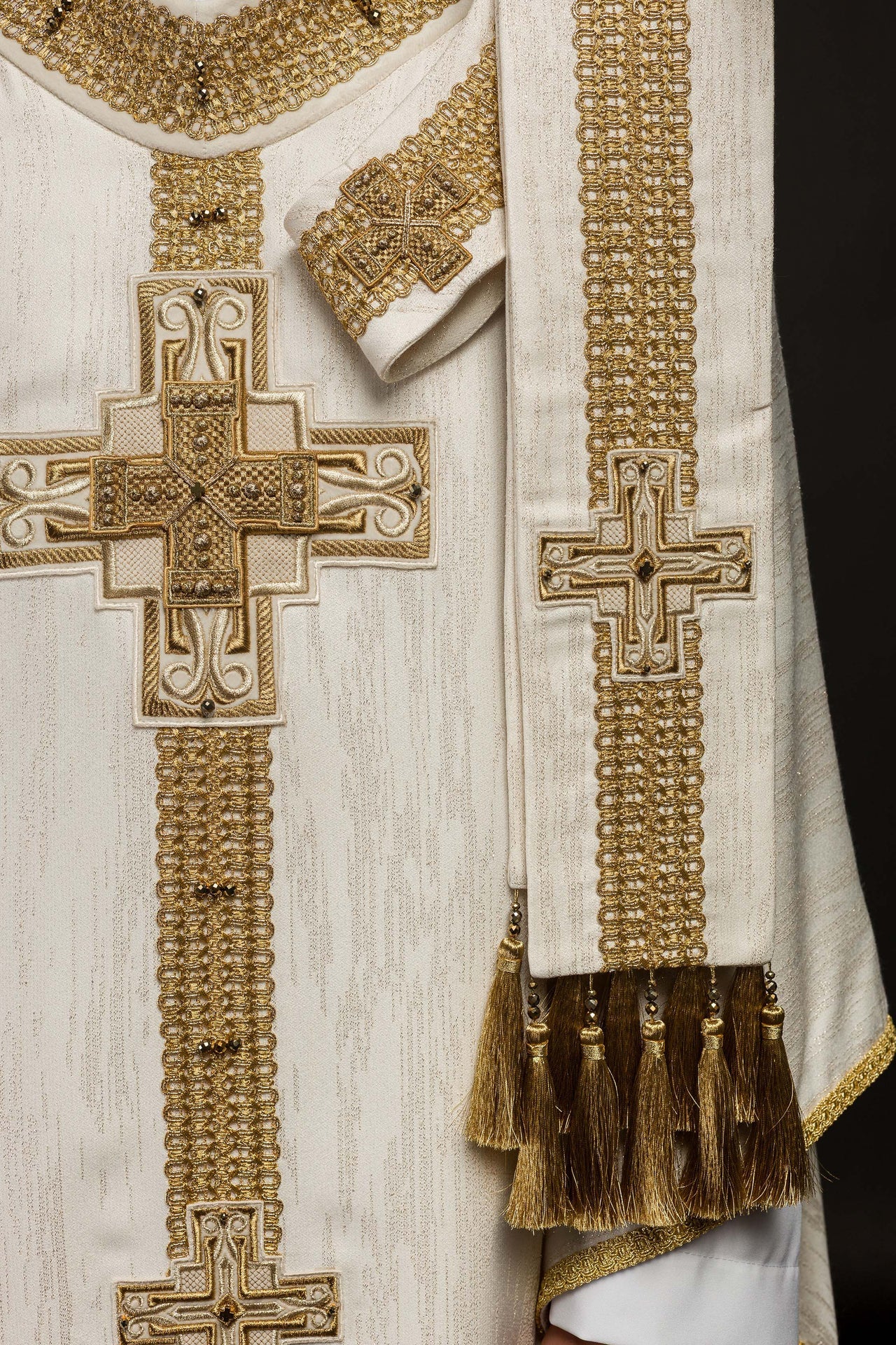 Ręcznie wykonany ornat z naturalnymi kamieniami Handmade 7015 Ecru - ORNATY.PL