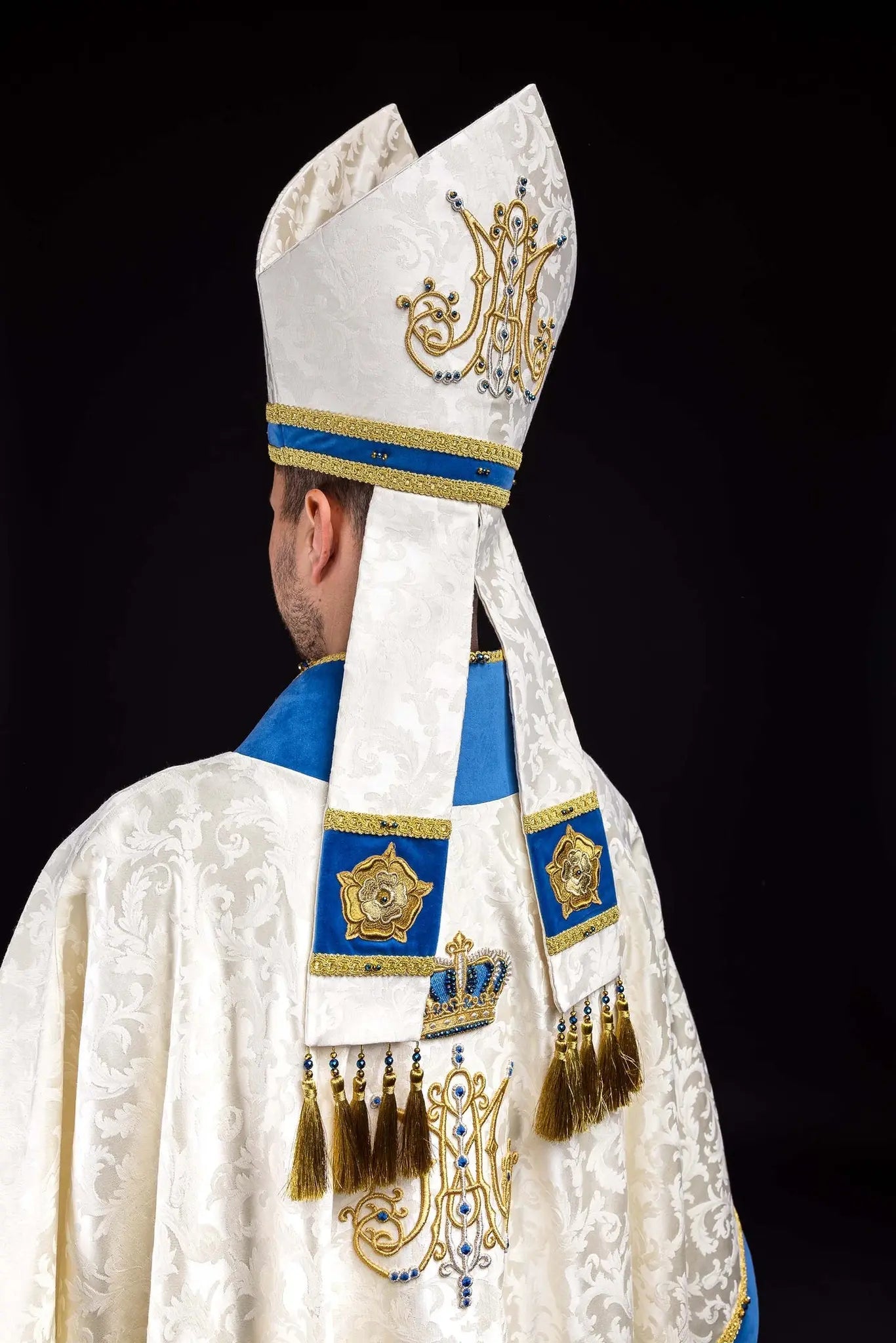 Mitra Episcopal Mariana Hecha a Mano en Ecru y Azul con Piedras Naturales