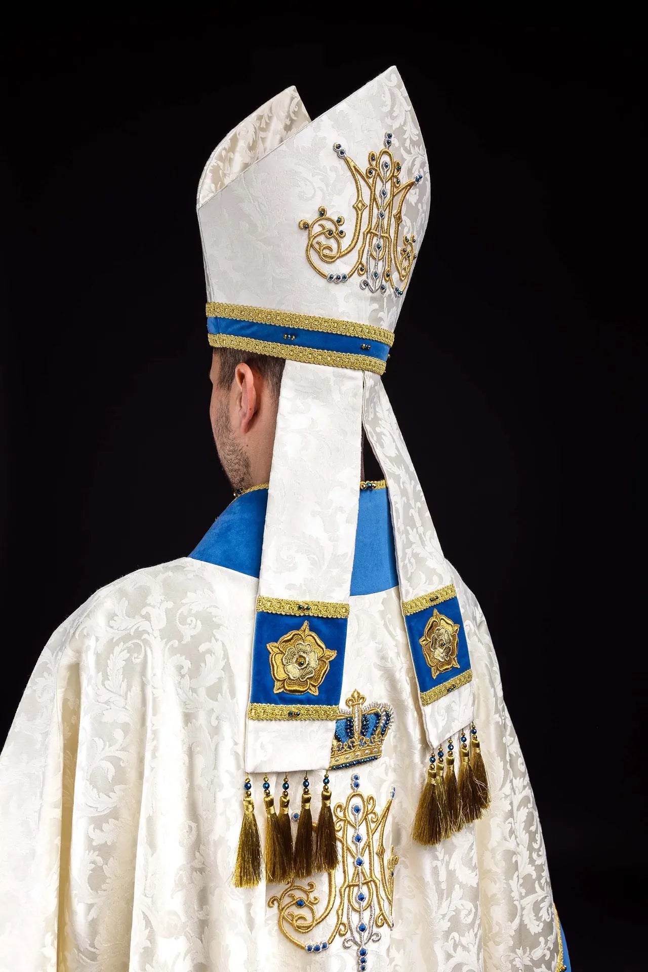 Mitra Episcopal Mariana Hecha a Mano en Ecru y Azul con Piedras Naturales