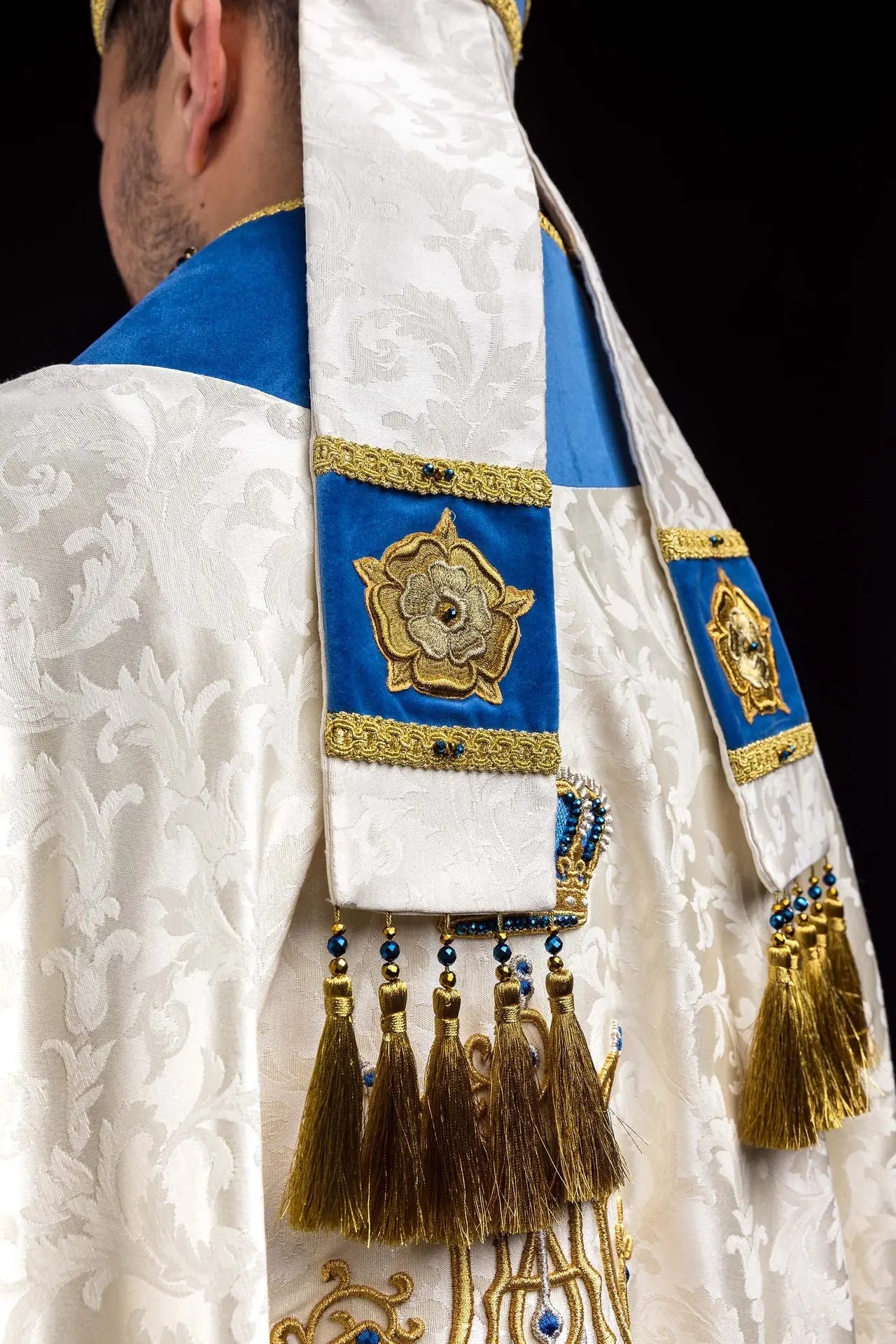 Mitra Episcopal Mariana Hecha a Mano en Ecru y Azul con Piedras Naturales