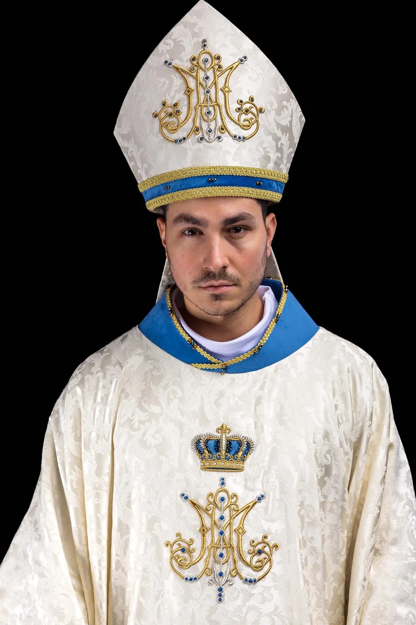 Mitra Episcopal Mariana Hecha a Mano en Ecru y Azul con Piedras Naturales