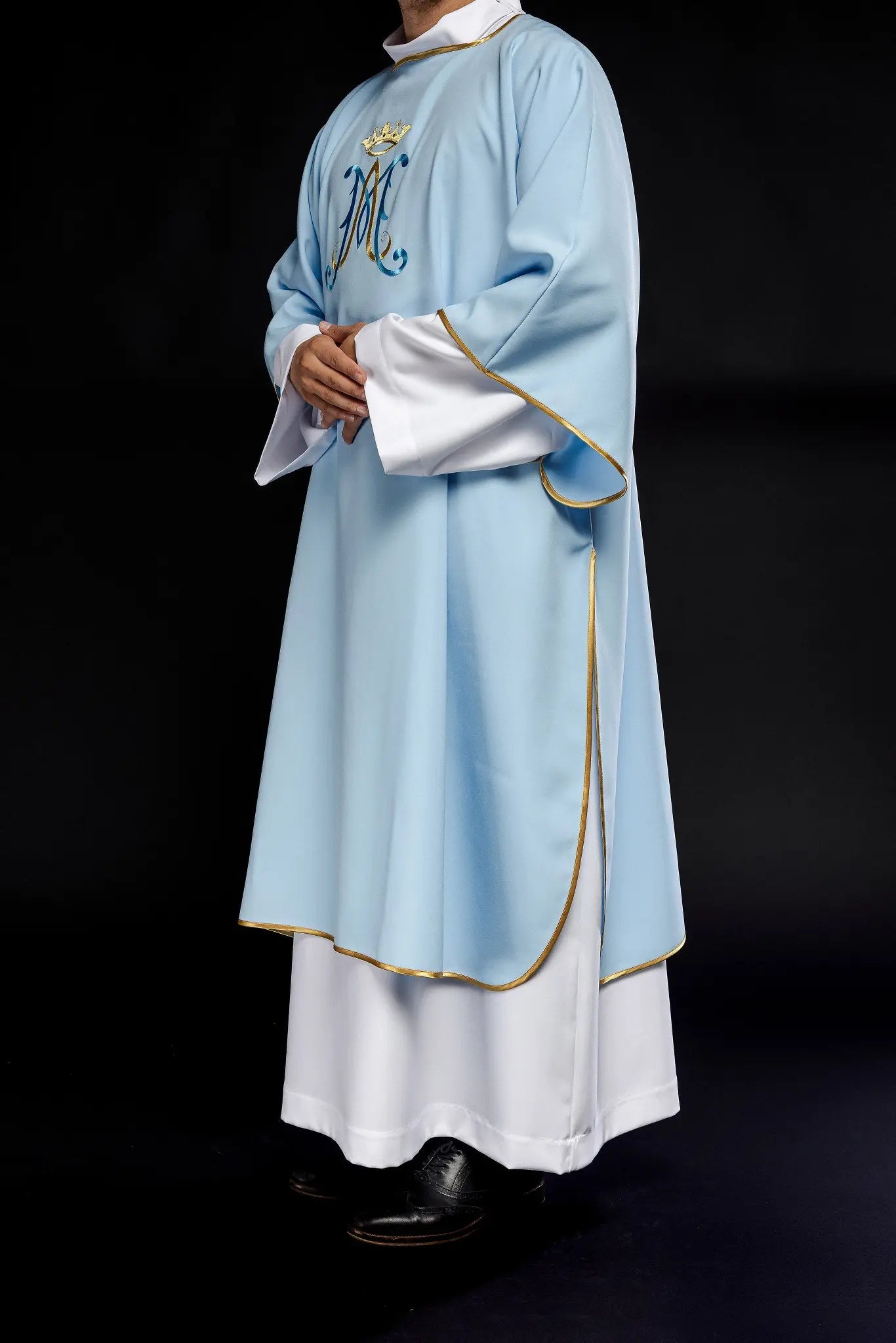 Dalmatica con bordado mariano azul