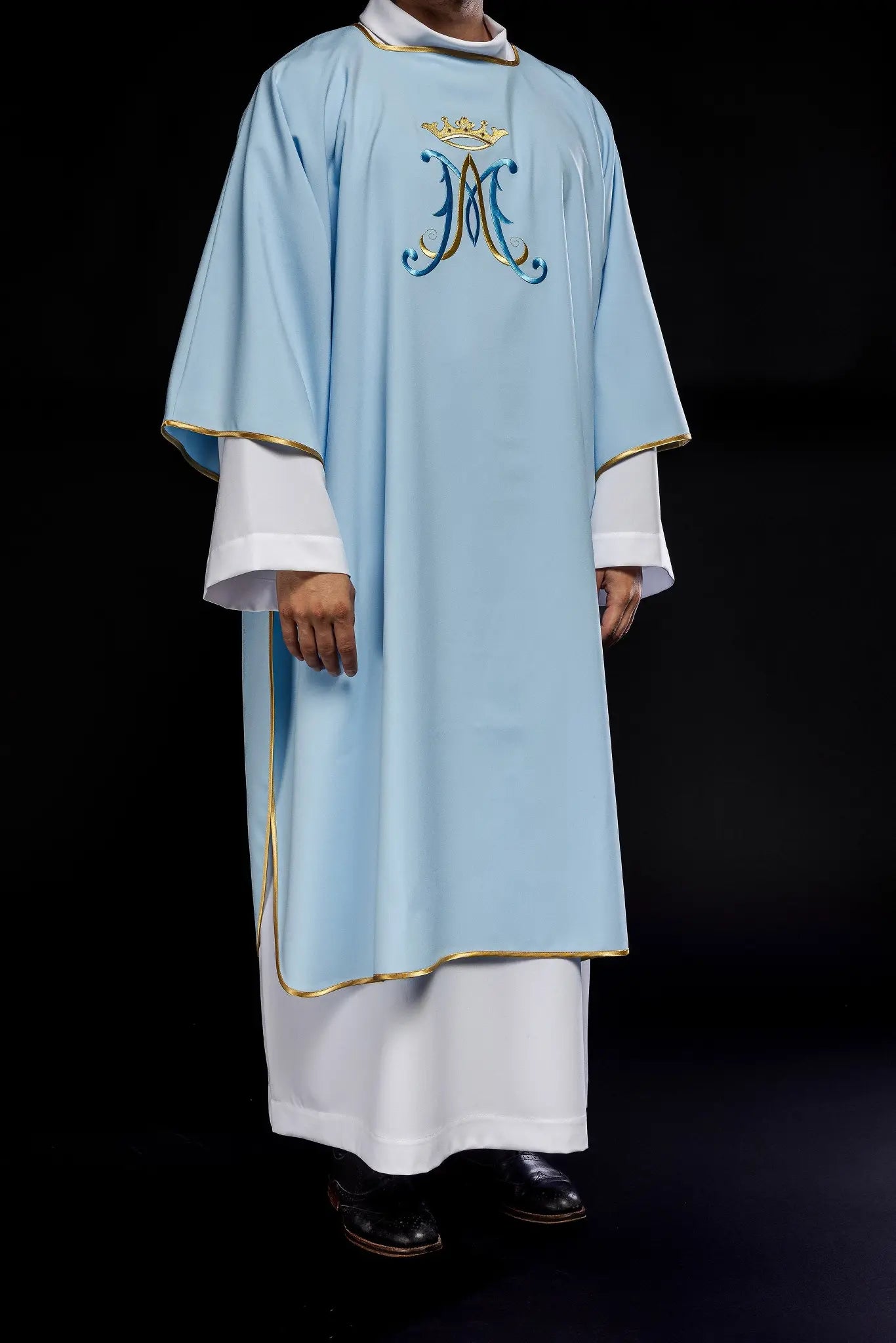 Dalmatica con bordado mariano azul