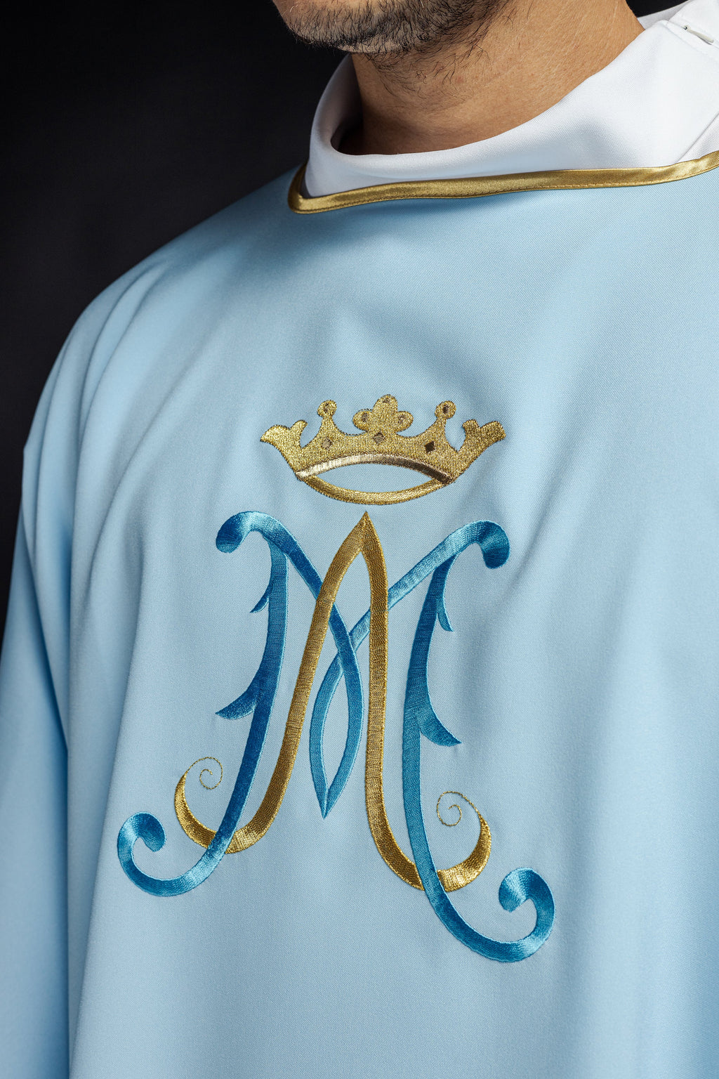 Dalmatica con bordado mariano azul