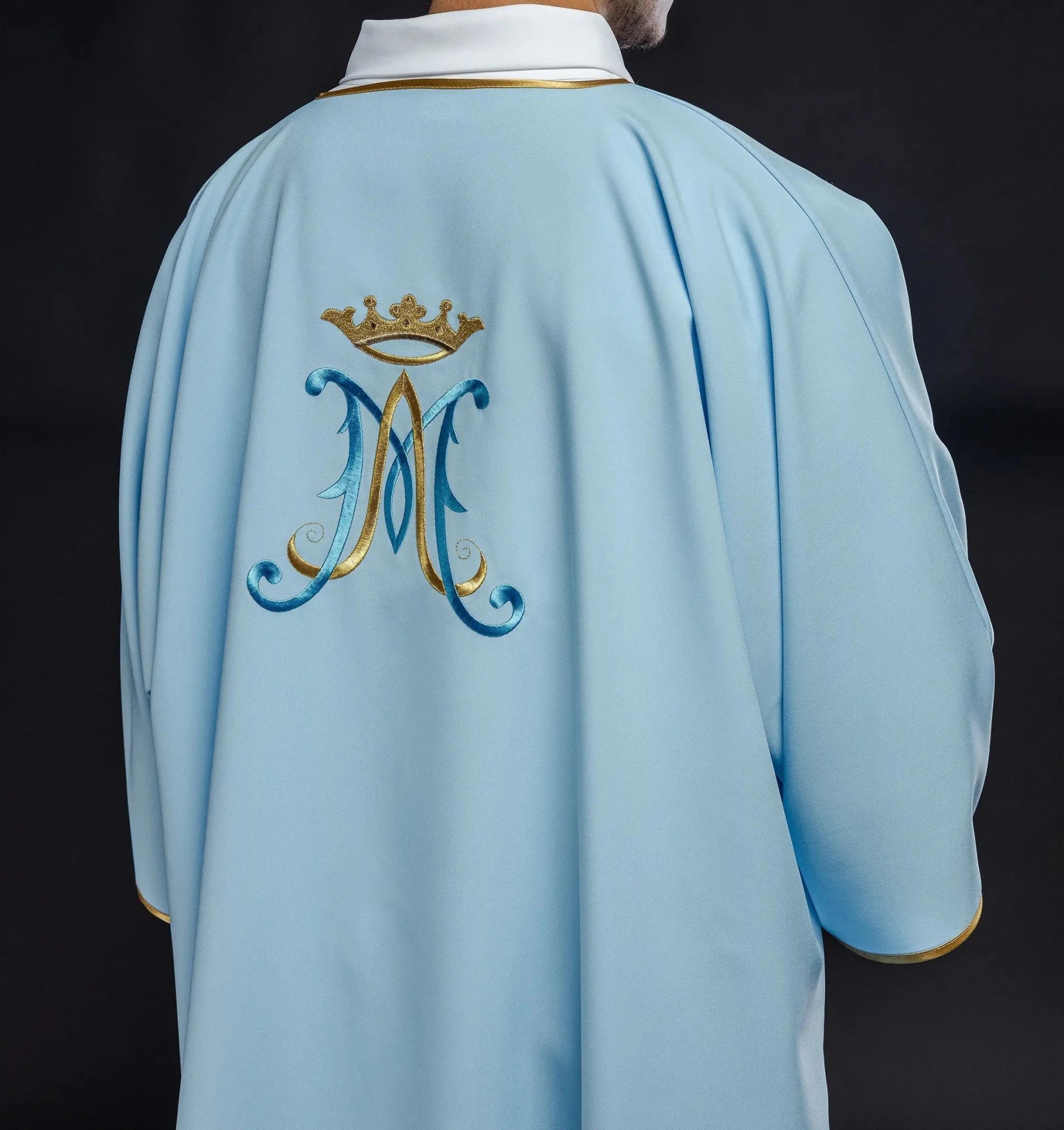 Dalmatica con bordado mariano azul