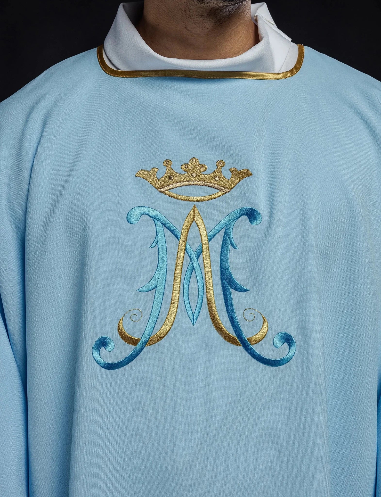 Dalmatica con bordado mariano azul