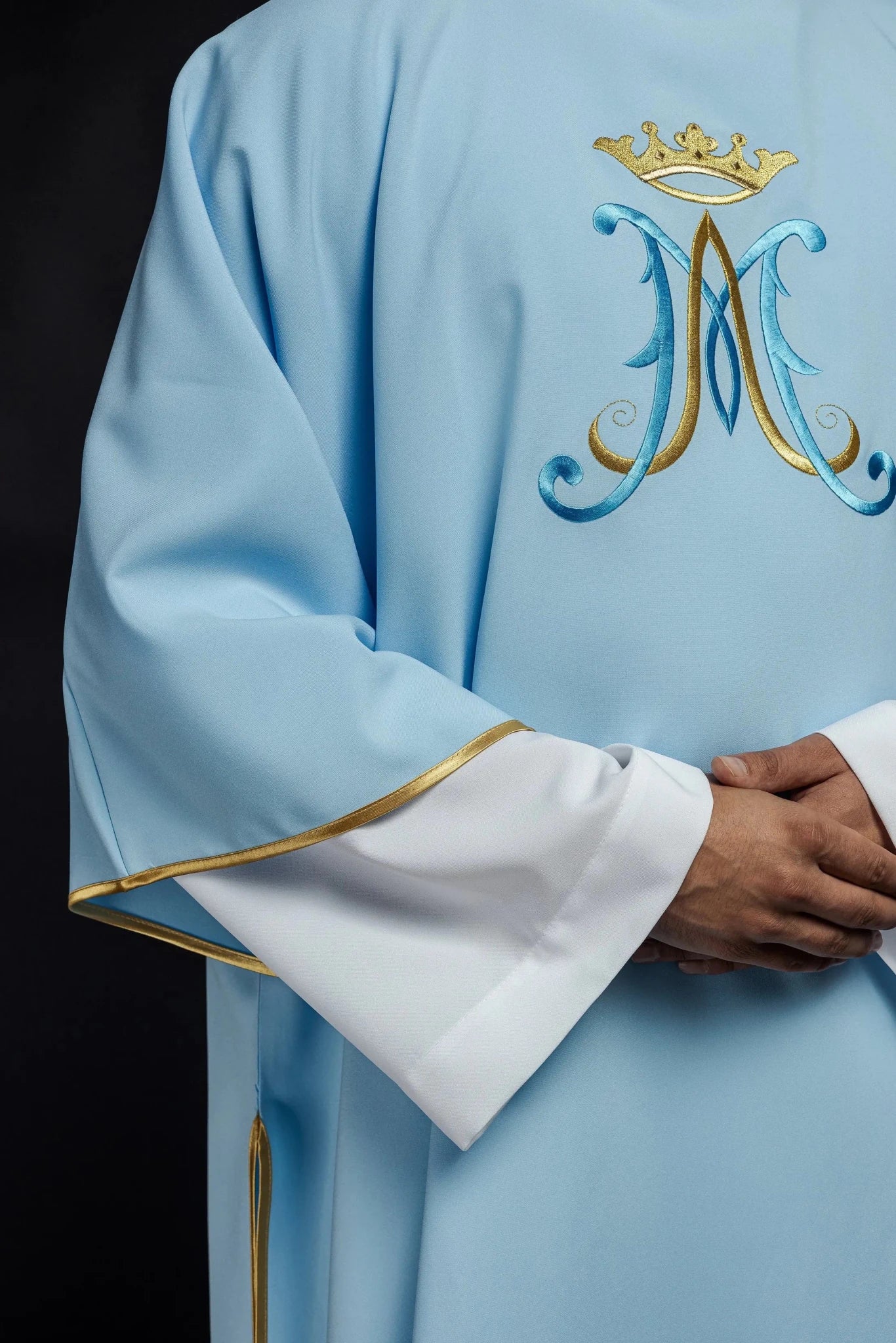 Dalmatica con bordado mariano azul