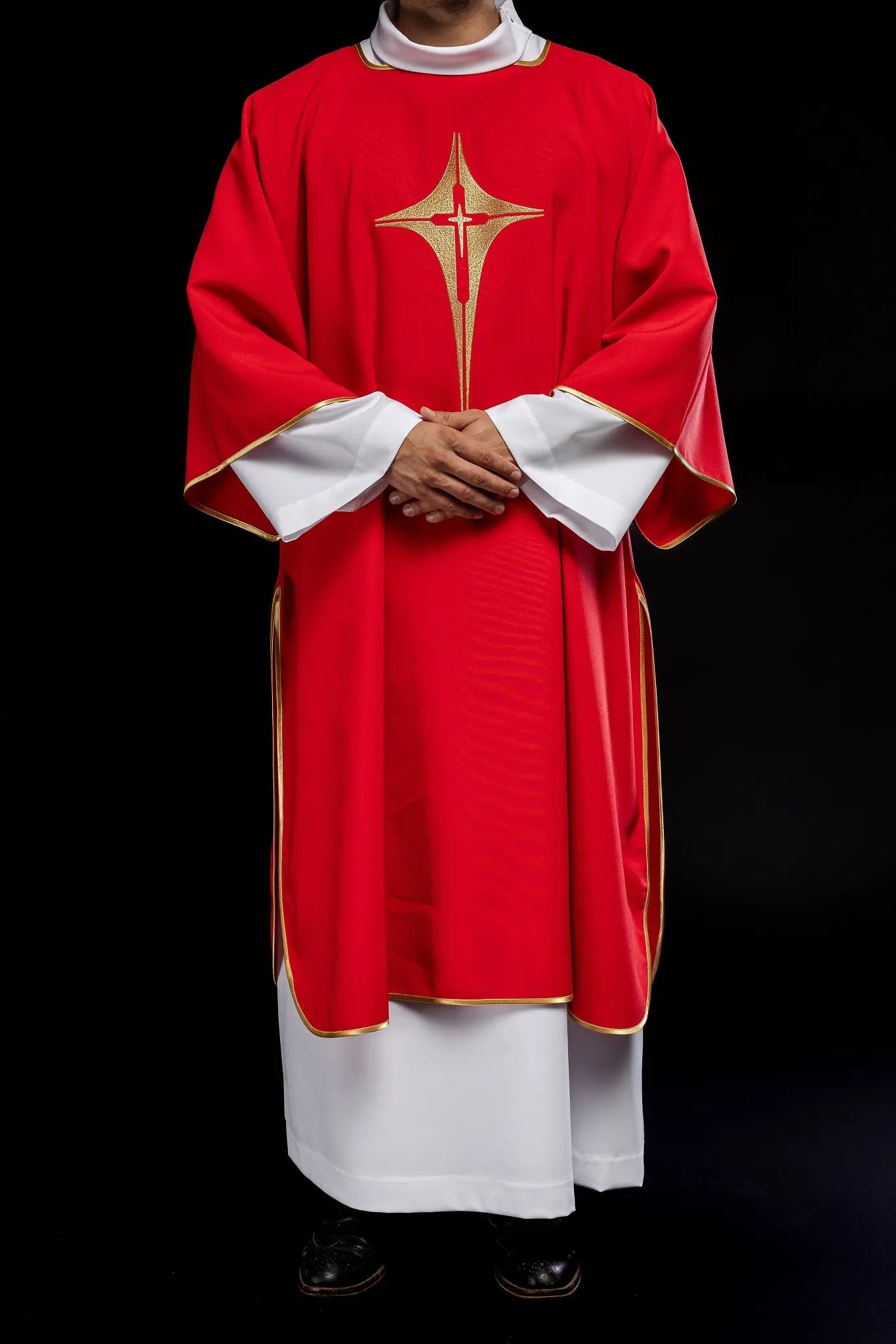Dalmática roja con cruz dorada bordada